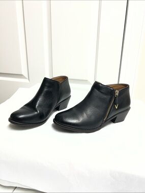 Vionic women’s black Leather Booties size 7 2” heels